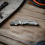 INGCO Folding Utility Knife - Durable Metal Body with 6 Replaceable 19x61mm Blades HUK6138